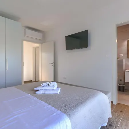 Cordis By Interhome Vikendica
